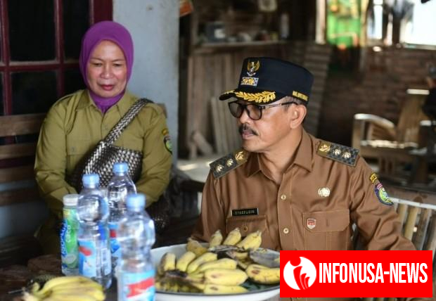 Senyum dan Sambutan Hangat Warga, Pisang dari Pak Salim, Hadiah Tulus untuk Lucky Hakim dan Syaefudin Saat Tinjau Jalan Desa Loyang