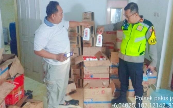 Polsek Pakisjaya Berhasil Melakukan Penggrebekan TKP Pembuat Oli Palsu Berbagai Merek Di Wilkum Polsek Pakisjaya

