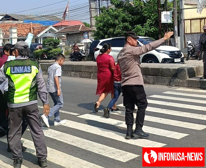 OPS Lilin Lodaya 2025, Personil Polsek Klari Bantu Jemaat Natal Menyeberang Jalan