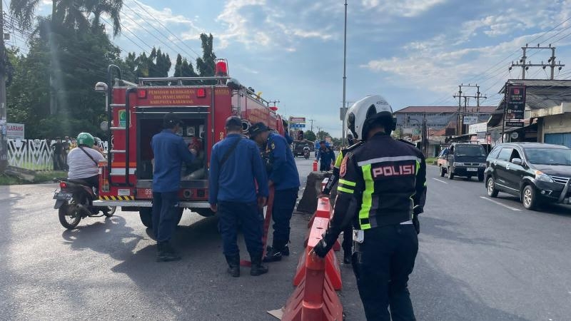 Antisipasi Kemacetan hingga Laka Lantas saat Ops Nataru, Satlantas Polres Karawang Bersama Damkar Pasang Water Barrier di Jalur Pantura