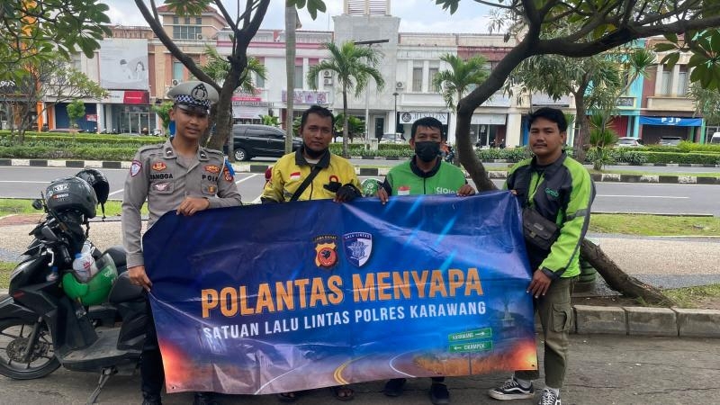 Polantas di Karawang Menyapa Kang Ojol, melalui Sosialisasi Disiplin Berlalu Lintas yang Edukatif dan Santai