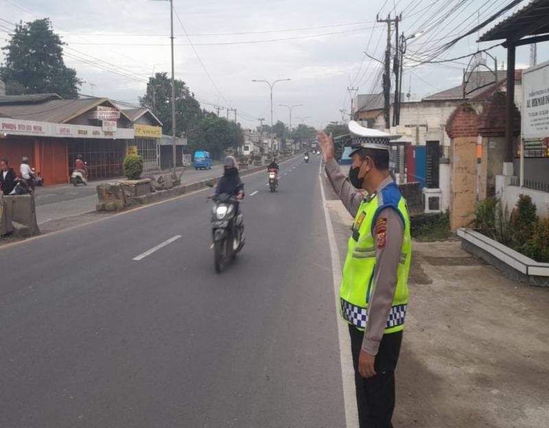 Cegah Lakalantas dan Kemacetan Polsek Cikampek Pelayanan Pagi di Depan Sekolah Al hikmah Cikampek
