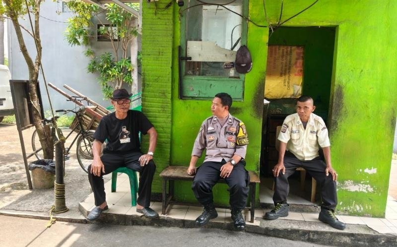 Bhabinkamtibmas Desa Purwadana Laksanakan Giat Sambang Humanis, Hampiri Security Perumahan Festival