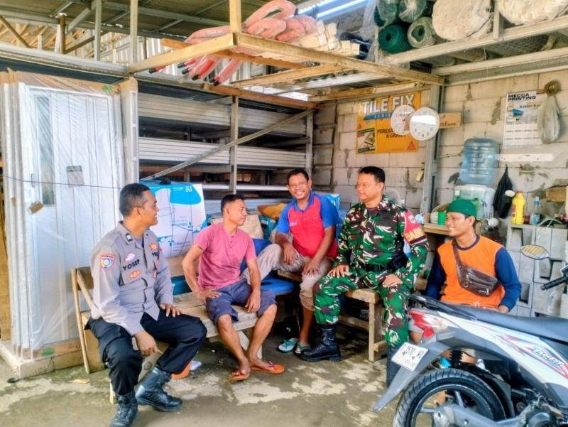 Sinergitas TNI-POLRI: Bhabinkamtibmas Polsek Telagasari Bersama Babinsa Koramil Telagasari Sebar Pesan Kamtibmas Kepada Masyarakat Binaan