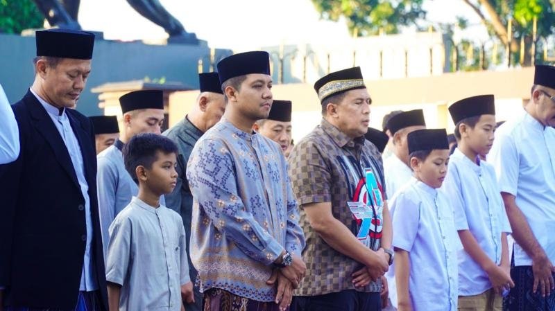 Polres Karawang Gelar Sholat Idul Adha 1447 H, Kapolres Tekankan Nilai Pengorbanan dan Kepedulian Sosial Anggota Polri