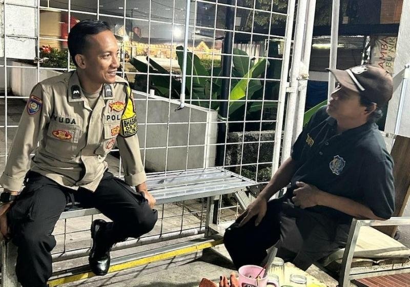 Dedikasi Personel Polisi, Sampaikan Pesan Kamtibmas Kepada Warga Perum Bumi Telukjambe