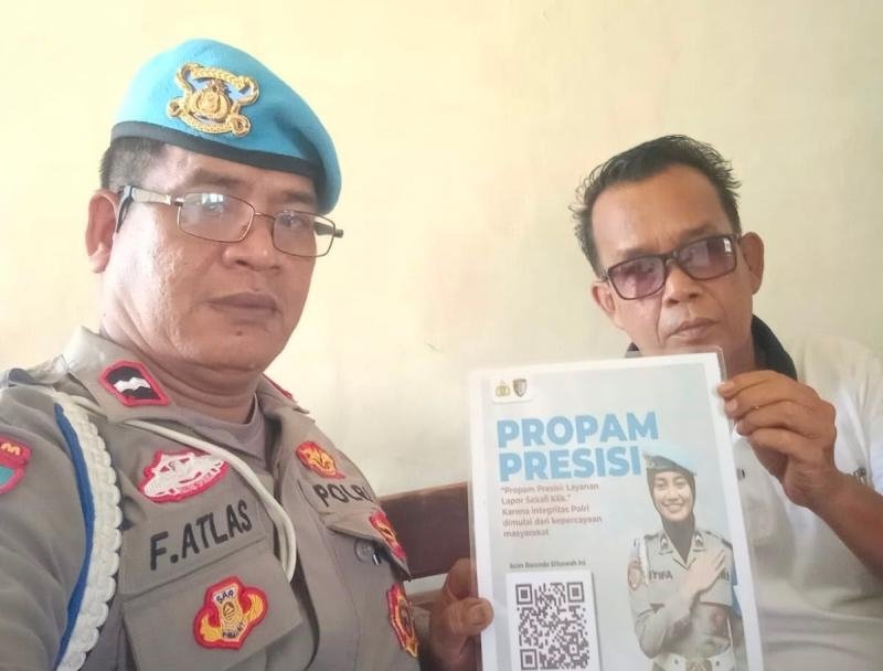 Polisi Polsek Banyusari Melaksanakan Sosialisasi QR Barcode ke Masyarakat Pengaduan Divisi Propam Polri Bidpropam Polda Jabar