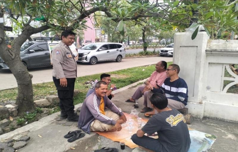 Momen Bhabinkamtibmas Laksanakan Patroli Dialogis, Berbincang Bersama Warga di Parkiran RSUD Karawang