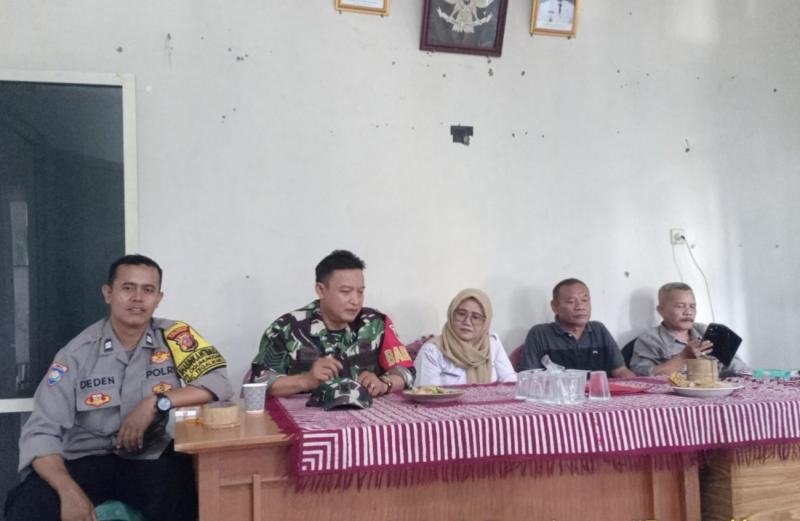 Bhabinkamtibmas Polsek Tegalwaru Ikuti Rapat Minggon di Desa Cigunungsari Imbau Peduli Kamtibmas