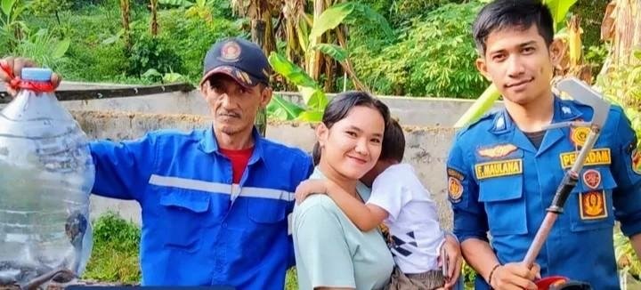 Sigap Tanpa Ragu, Damkar Purwakarta Evakuasi Ular Cobra di Permukiman Warga