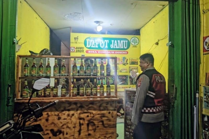 Guna antisifasi gukamtibmas, Rutin menghimbau toko jamu untuk tidak menjual miras di wilayah hukum polsek tempuran res karawang.