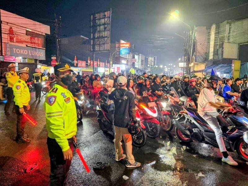 Persib Juara, Kapolres Karawang Turun ke Alun-Alun: Berbagi Bahagia Boleh, Tolong Jaga Ketertiban Kota