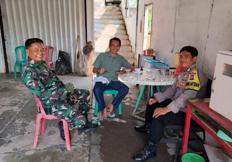 Sinegritas TNI POLRI Sambangi Desa Binaan.