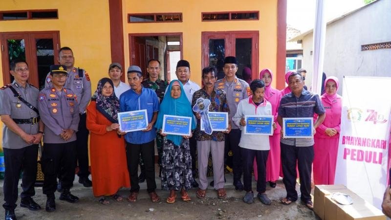 Perayaan HUT Bhayangkara ke-80, Kapolres Karawang Resmikan Rumah Layak Huni bagi Warga Tidak Mampu