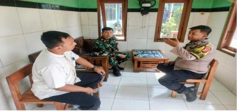 Giat Sinergitas TNI-Polri Lakukan Sosialisasi dan Sambang Kepada Warga di Kelurahan Tanjungpura Karawang