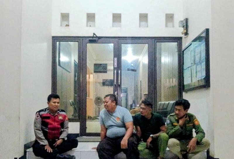 Bhabinkamtibmas Polsek Telagasari Jaga Keamanan Bersama Warga Dalam Giat Siskamling