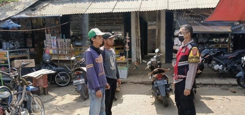 Sebar Himbauan TPPO, Bhabinkamtibmas Polsek Telagasari Ingatkan Warga Tidak Tergiur Rayuan Sponsor Nakal