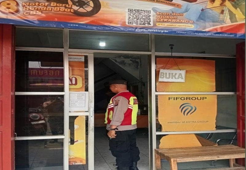 Pastikan Siang Aman di Perkantoran Loji Personil Polsek Tegalwaru Giat Sambang dan Gelar Imbauan
