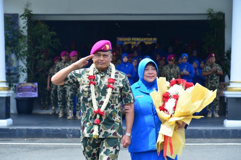 PANGKORMAR PIMPIN SERAH TERIMA JABATAN KEPALA STAF KORPS MARINIR“Pergantian jabatan adalah pengabdian berkelanjutan demi kejayaan Korps dan bangsa.”