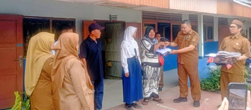 Seragam Baru, Semangat Baru: Pemkot Palembang Ringankan Beban Siswa SMPN 25