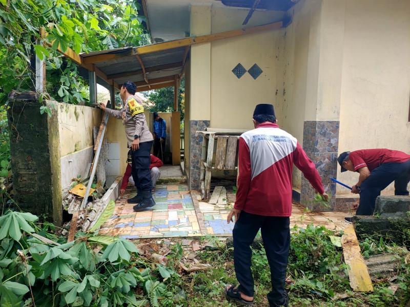 Personil Polsek Tegalwaru Gelar Kerja bakti Jum