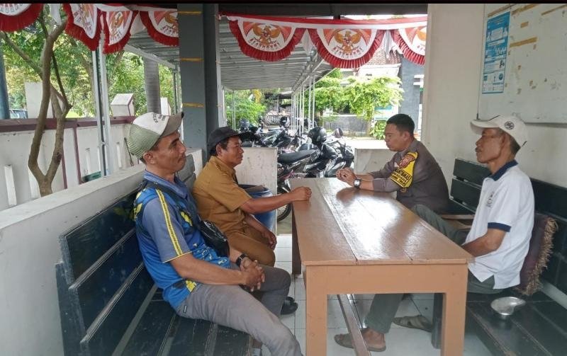 Bhabinkamtibmas Lakukan Sosialisasi Layanan Polri 110 di Pos Pelayanan Kantor Desa Purwadana