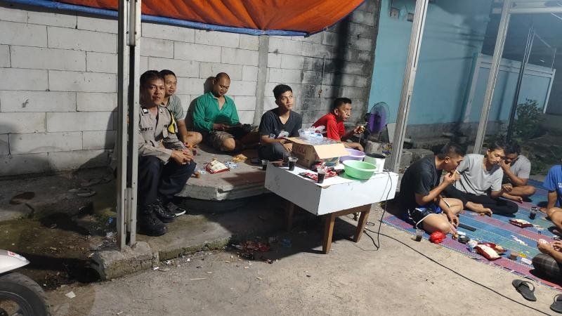 Bhabinkamtibmas Polsek Klari Sambangi Remaja, Imbau Hindari Kriminalitas