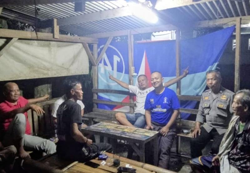 Personil Polsek Tegalwaru Patroli Makan Sapa Warga Desa Wargasetra Waspada Kamtibmas