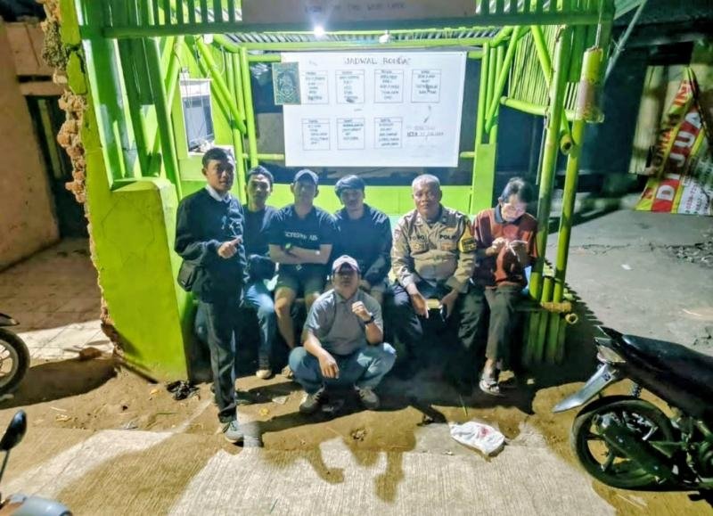 Bhabinkamtibmas Lakukan Giat Ngawangkong di Pos Ronda Bersama Warga Dusun Sukagalih