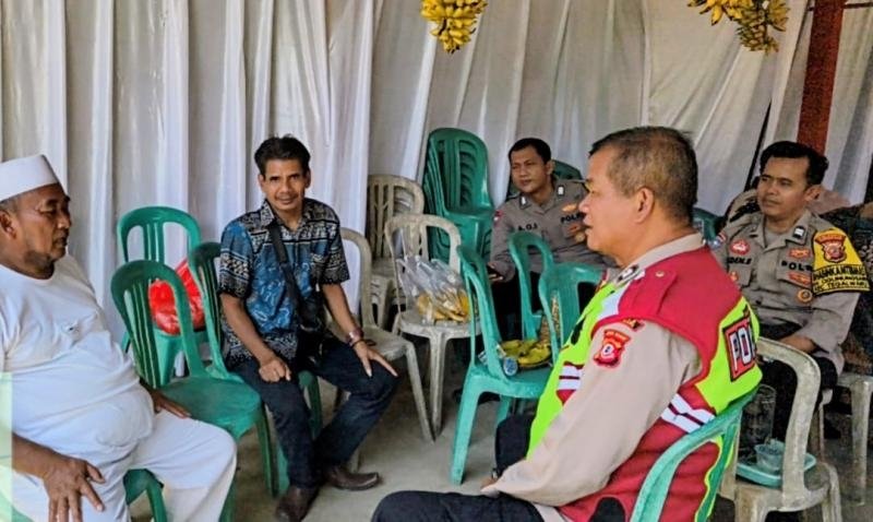 Personil Polsek Tegalwaru Sambangi Warga saat Patroli Siang di Desa Mekarbuana Dialogis Ajak Waspada