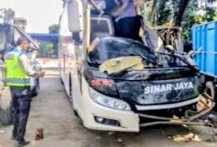 Kecelakaan Beruntun di Tol Jakarta-Cikampek Km 66, Bus Sinarjaya Tabrak Truk Hino, 9 Orang Terluka