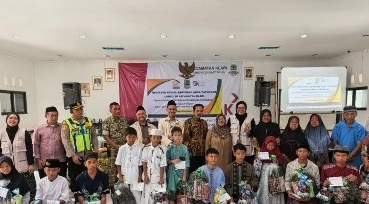 Kapolsek Klari Hadiri Kegiatan PT Mitra Bisnis Keluarga Ventura dalam Rangka Santunan Anak Yatim dan Lansia di Aula Kecamatan Klari