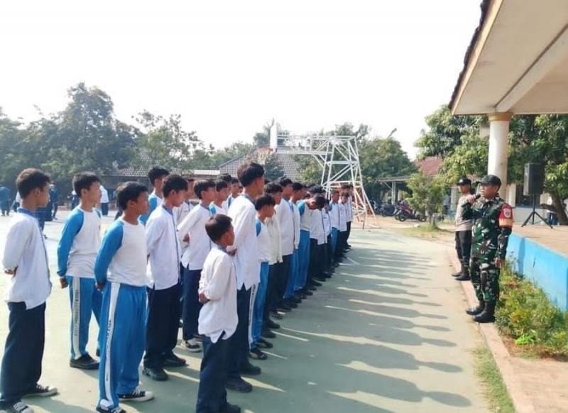 Sinergitas TNI dan Polri Berikan Pembinaan dan Motivasi kepada Siswa-Siswi SMPN 2 Telukjambe