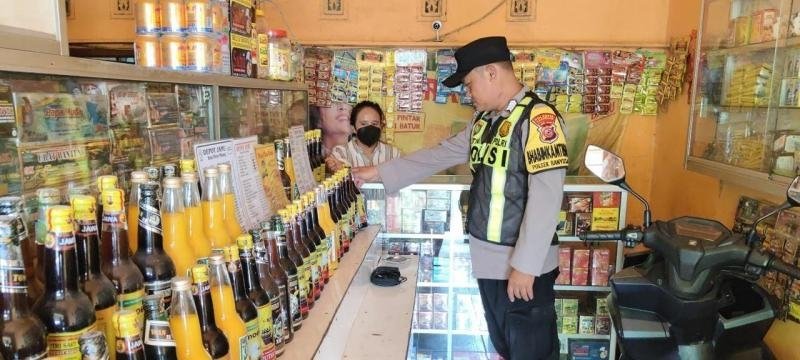 Anggota Polsek Banyusari Gelar Razia Miras Demi Ciptakan Situasi Kamtibmas Kondusif di Wilkum Binaan