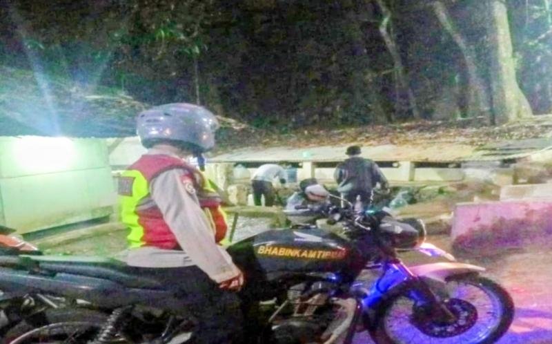 Personil Polsek Tegalwaru Patroli Malam Monitoring Warga Ambil Air Bersih di Ciputri Cintawargi
