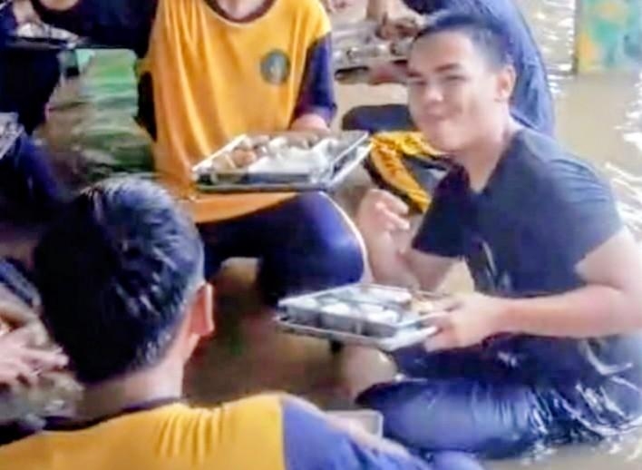 Ketika Sekolah Kebanjiran, Makan Bergizi Gratis di SMPN 4 Cikarang Barat Terganggu