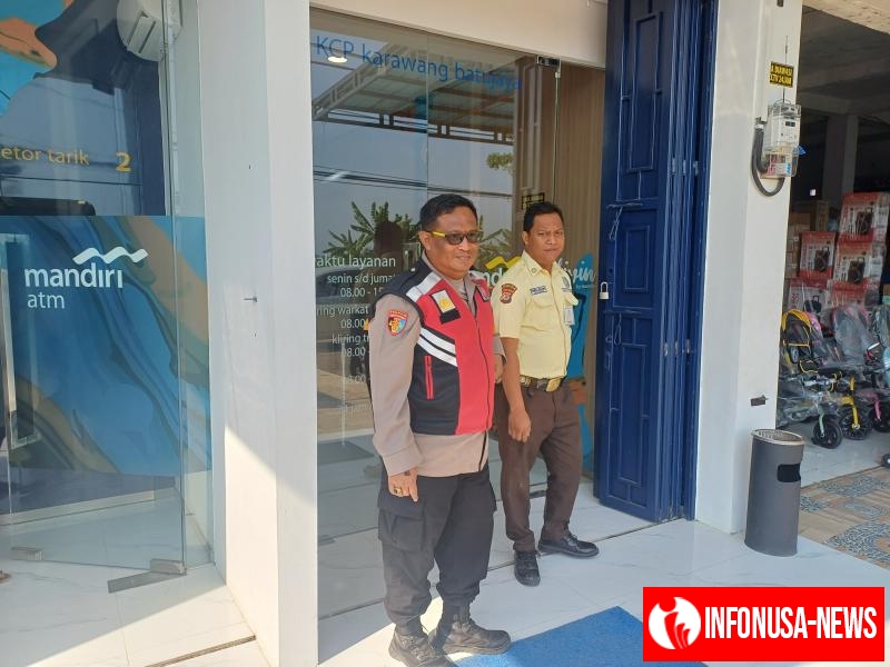 Anggota Polsek Batujaya Sambangi Scurity Bank Mandiri Unit Batujaya serta menyampaikan Arahan dan Himbauan Kamtibmas