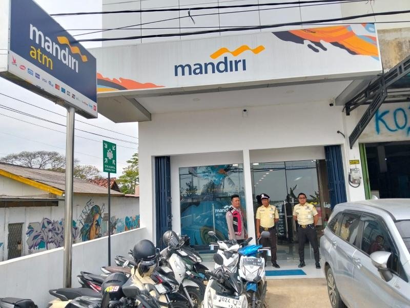 Anggota Polsek Batujaya Sambangi Scurity Bank Mandiri Unit Batujaya guna menyampaikan Arahan dan Himbauan Kamtibmas