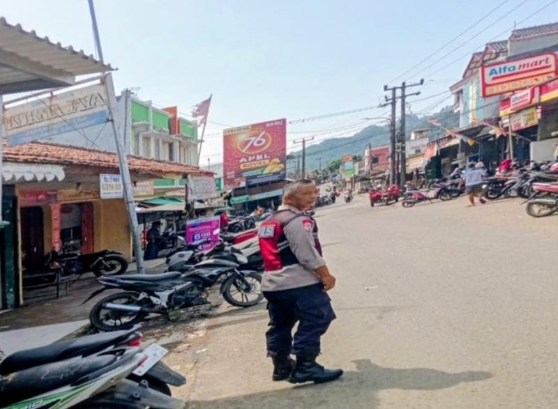 Antisipasi Curanmor, Personil Polsek Tegalwaru Patroli Siang Monitor Parkir Pasar Loji