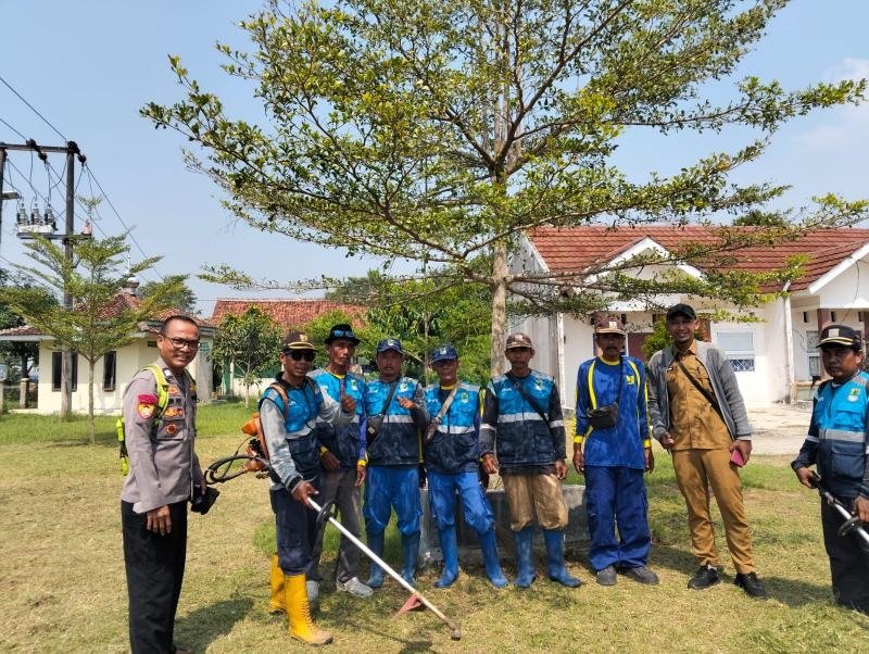 Polsek Pedes Bersama Muspika Kecamatan Pedes Gelar Aksi Bersih-Bersih Sampah Jelang Kegiatan PATEN Karawang