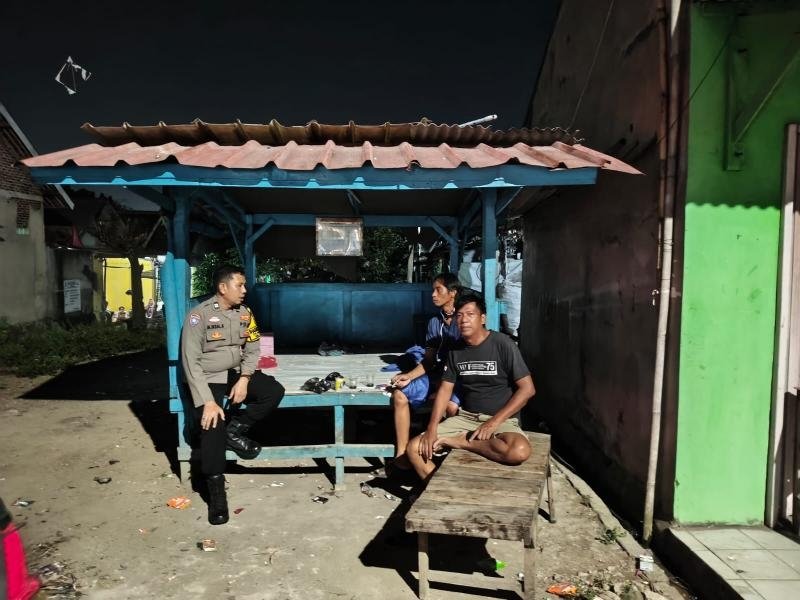 Bhabinkamtibmas Polsek Klari Patroli Dialogis Serap Aspirasi Kamtibmas Warga Desa Gintungkerta Saat Ronda Malam