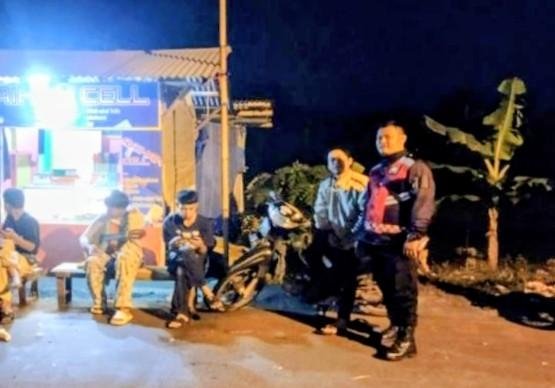Bhabinkamtibmas Ikut Serta Dalam Giat Ronda Bersama Warga
