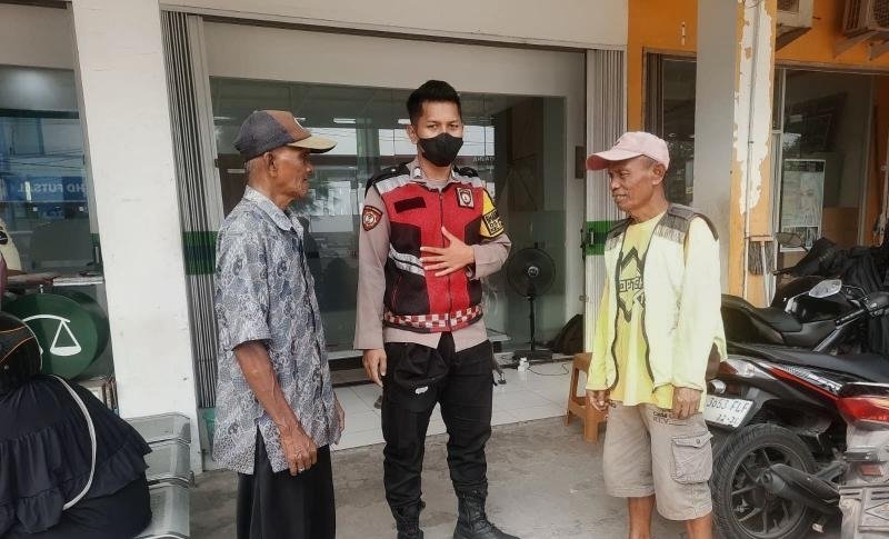 Giat Bhabinkamtibmas Polsek Telagasari Sebar Himbauan Kamtibmas Kepada Warga Dalam Giat Sambang