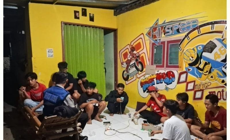 Bhabinkamtibmas Polsek Pangkalan Laksanakan Patroli Dialogis, Jangkau Anak-Anak Muda saat Nongkrong Malam Hari