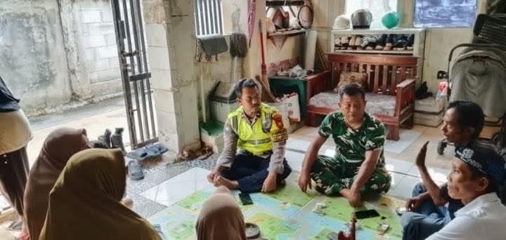 Sinergitas TNI-Polri, Bhabinkamtibmas Polsek Jatisari Bersama Babinsa Ingatkan Ibu-Ibu Waspada Maraknya TPPO