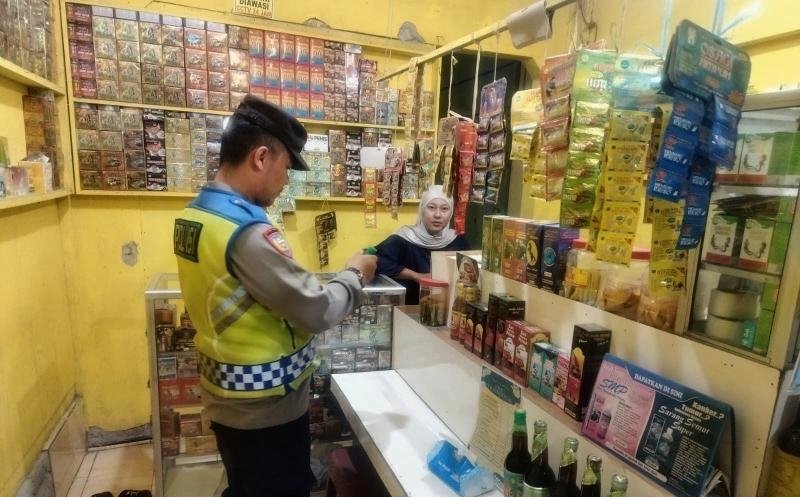 Pastikan Situasi Wilayah Kondusif, Polsek Banyusari Gelar Razia Miras  
