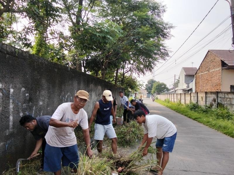 Gotong Royong Warga Cikampek Barat, Wujud Nyata Kepedulian Lingkungan dan Kebersamaan