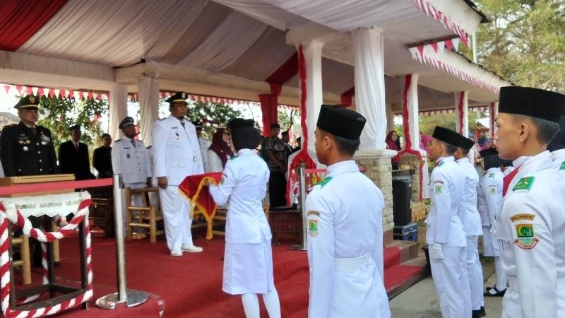 Kepala Desa dan Perangkat Jomin Barat Khidmat Ikuti Detik-Detik Proklamasi di Kotabaru