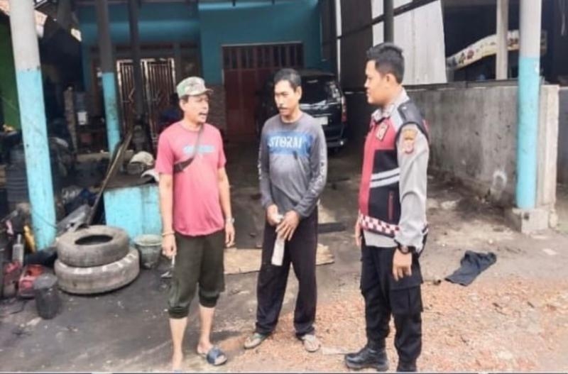 Bhabinkamtibmas Polsek Banyusari Hadir ditengah Masyarakat saat menjalankan Ibadah Puasa