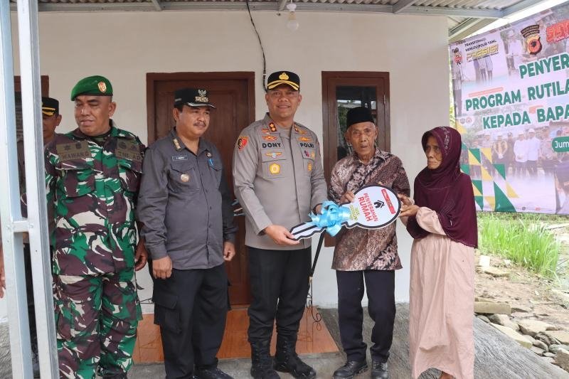 Kapolres Subang Serahkan Kunci Rumah Program Rutilahu kepada Warga Blanakan